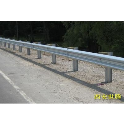 鄉(xiāng)村道路波形護欄生產(chǎn)廠 高速公路護欄板多少錢一米 護欄板價格