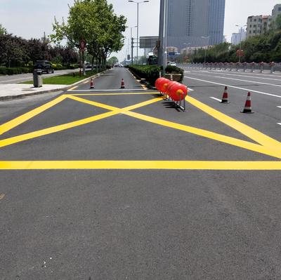 道路劃線隊伍與熱熔標(biāo)線涂料的生產(chǎn)施工 打造高效安全的道路設(shè)施